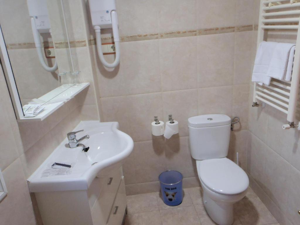 Hostal Fronton Alcobendas Exterior photo